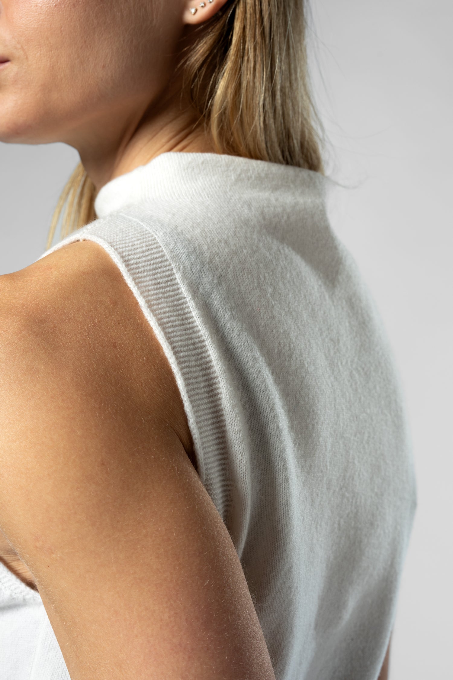 The Cashmere Knit Vest - White