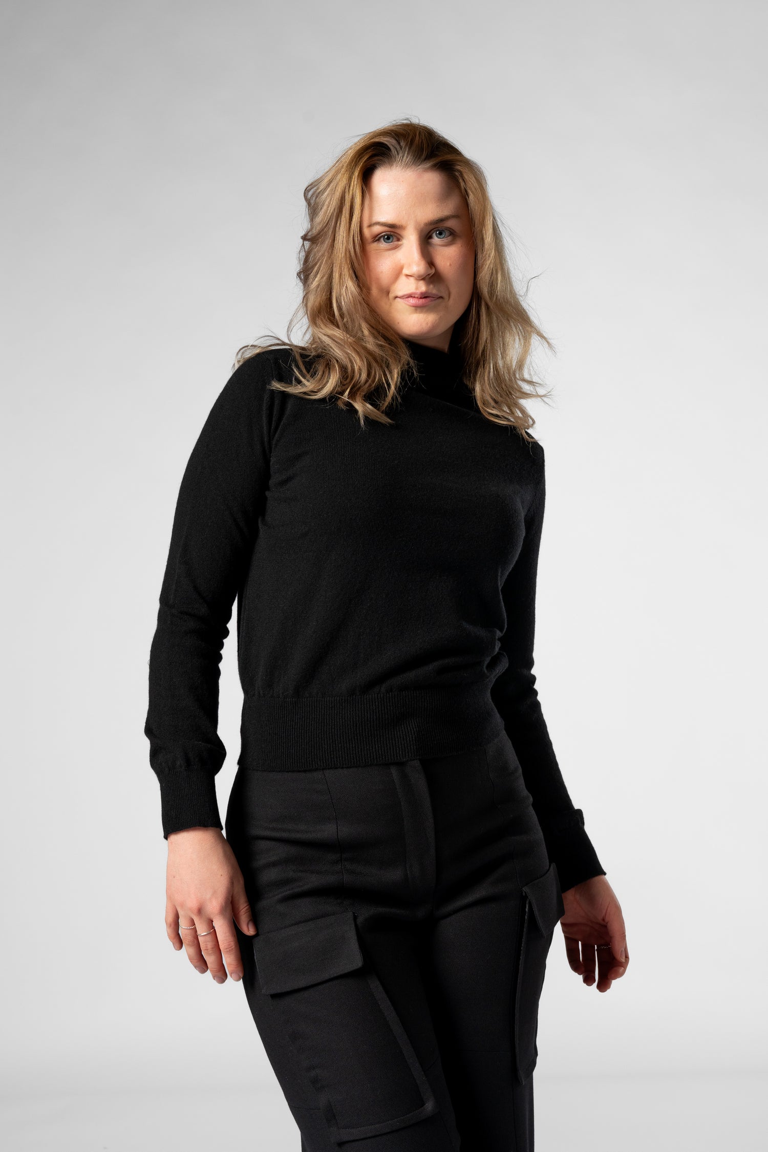 The Turtle Neck Cashmere Sweater - Black